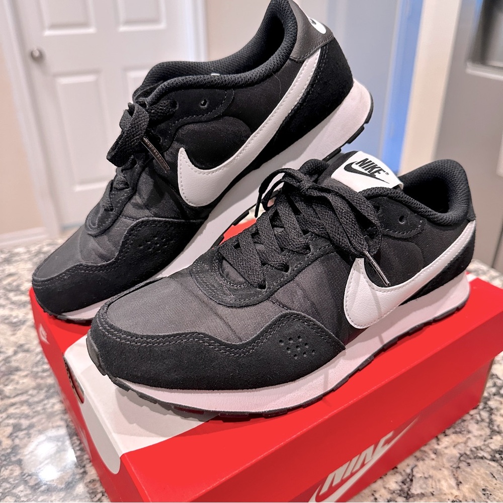 Nike MD Valiant black & white sneaker Y5.5, W7